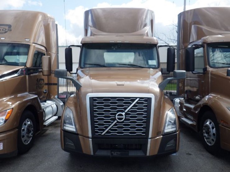 2023-volvo-vnl300-image-2