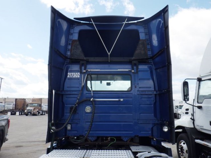 2017-volvo-vnl300-image-12