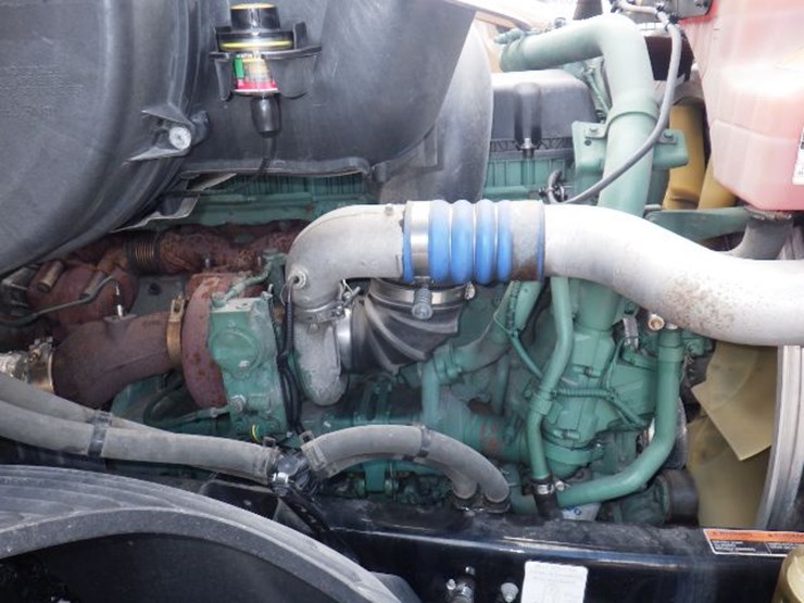 2023-volvo-vnl300-image-26