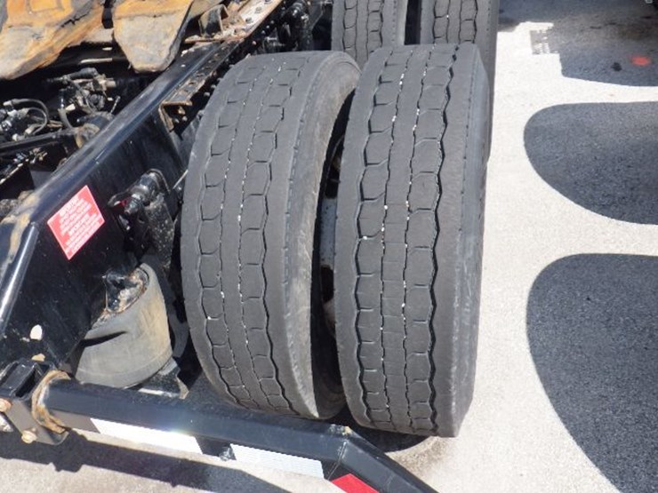 2018-volvo-vnl300-image-9