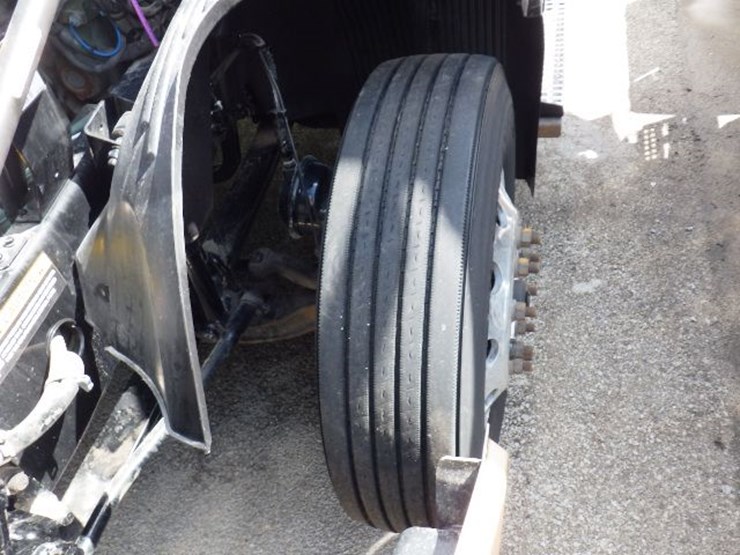 2022-volvo-vnl300-image-22