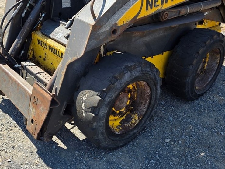 new-holland-l175-image-27