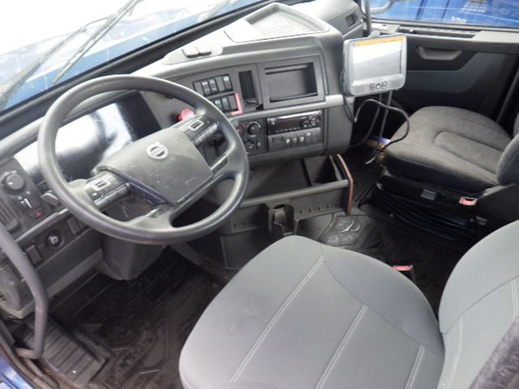 2020-volvo-vnl300-image-17