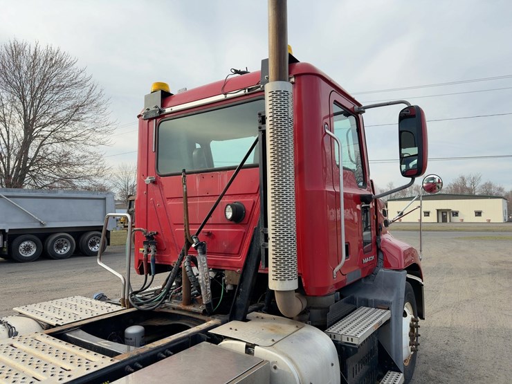 2013-mack-pinnacle-cxu613-image-13