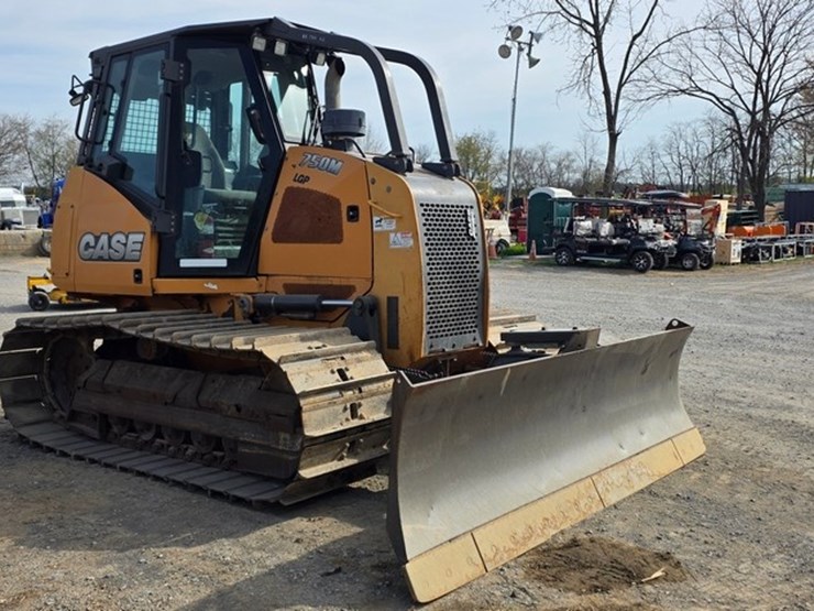 2016-case-750m-lgp-image-2