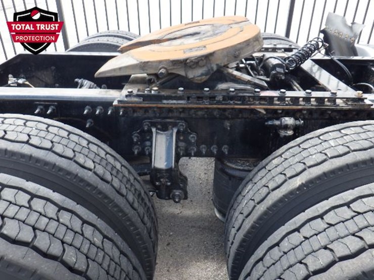 2023-volvo-vnl300-image-4