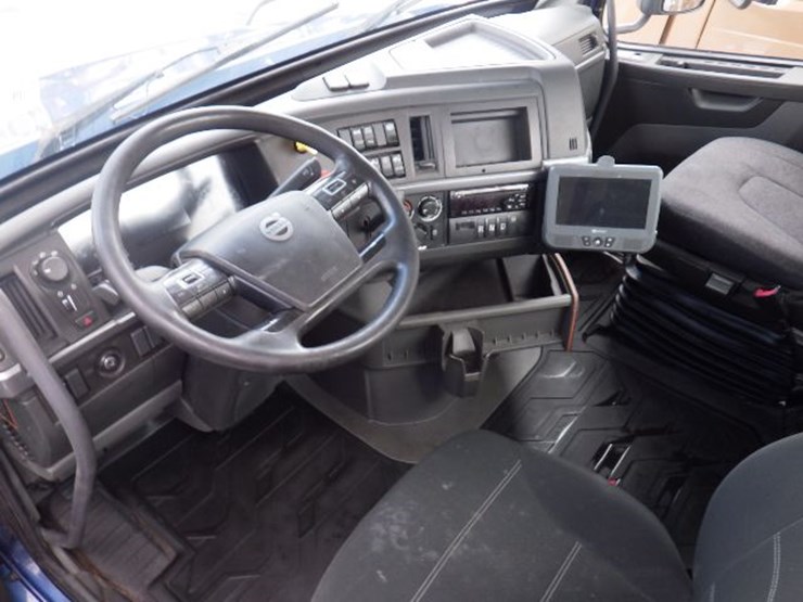 2019-volvo-vnl300-image-17