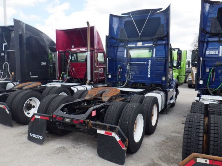 2020-volvo-vnl300-image-10