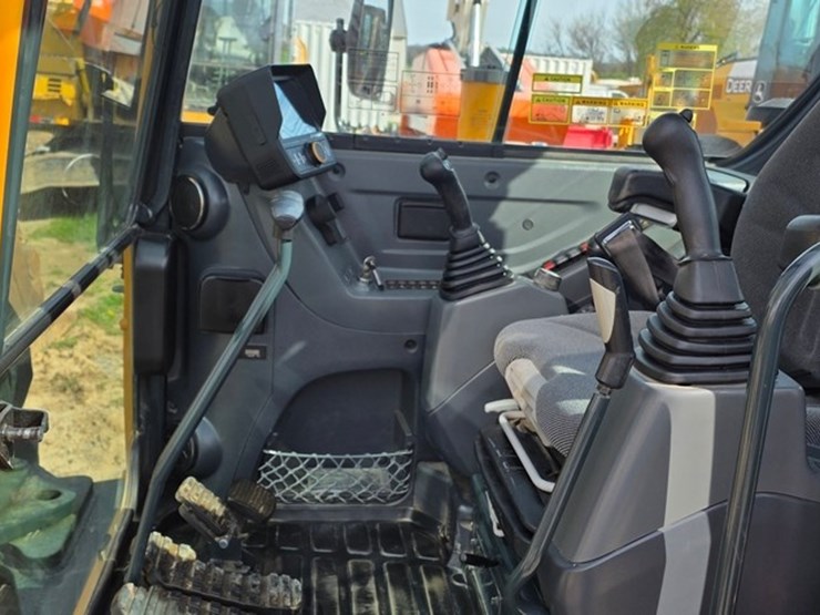 2020-new-holland-e57c-image-61