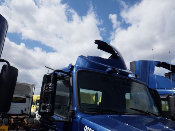 2018-volvo-vnl300-image-4