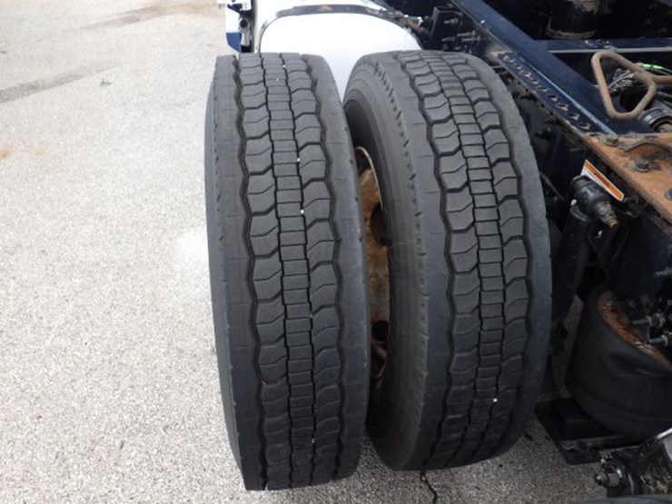 2017-volvo-vnl300-image-15