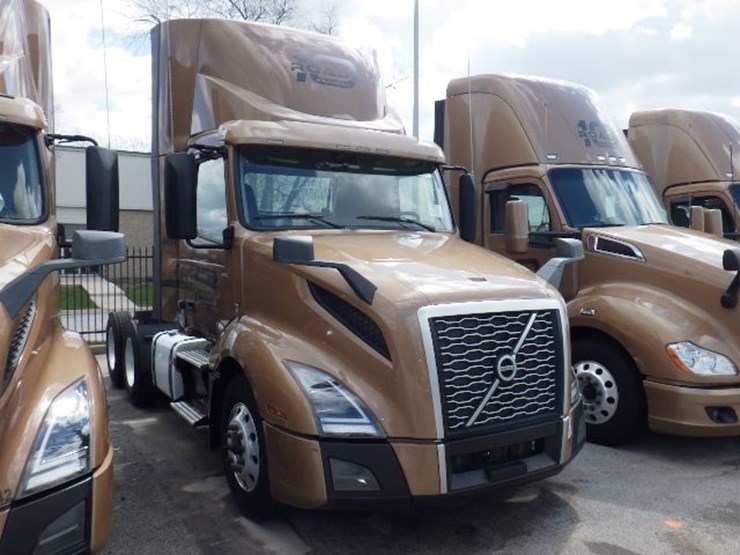 2022-volvo-vnl300-image-3