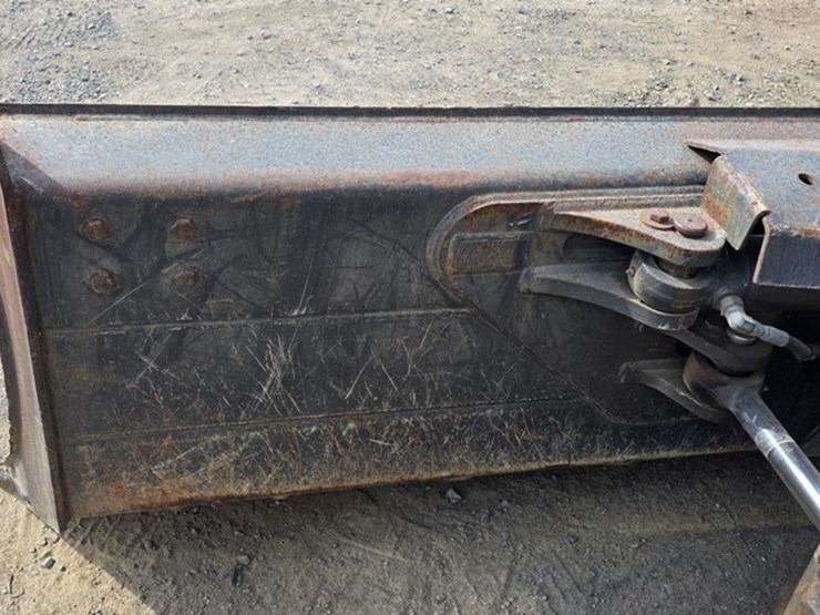 2016-case-750m-lgp-image-11