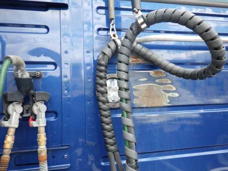 2020-volvo-vnl300-image-14