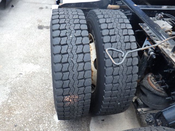 2020-volvo-vnl300-image-15