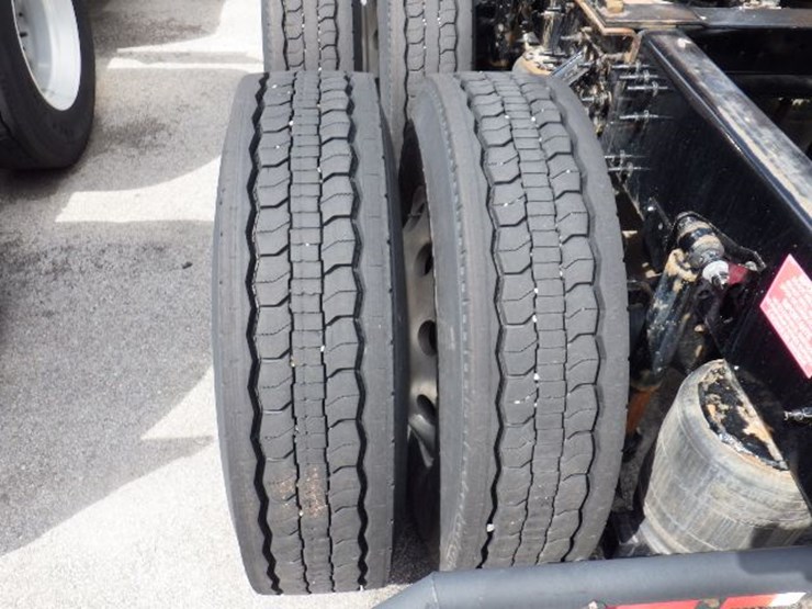 2022-volvo-vnl300-image-14