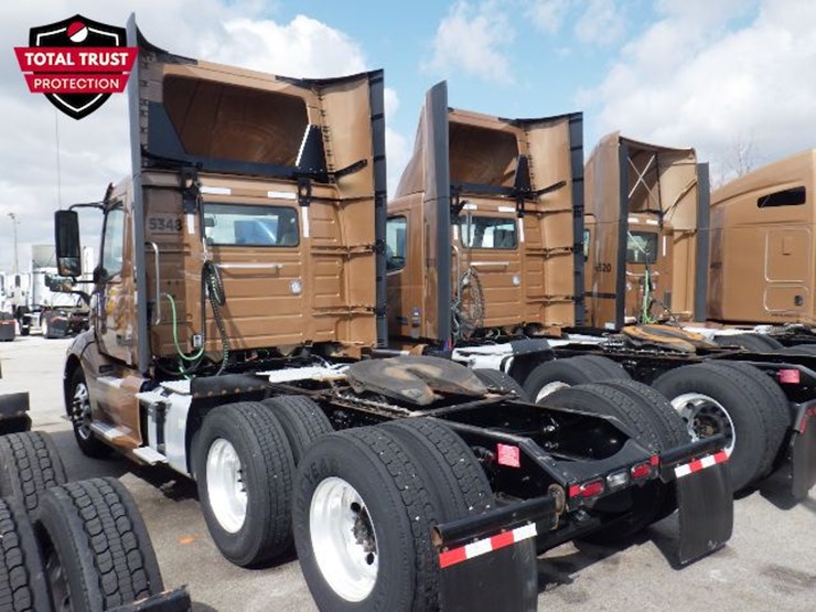 2023-volvo-vnl300-image-9