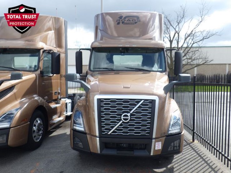 2023-volvo-vnl300-image-2