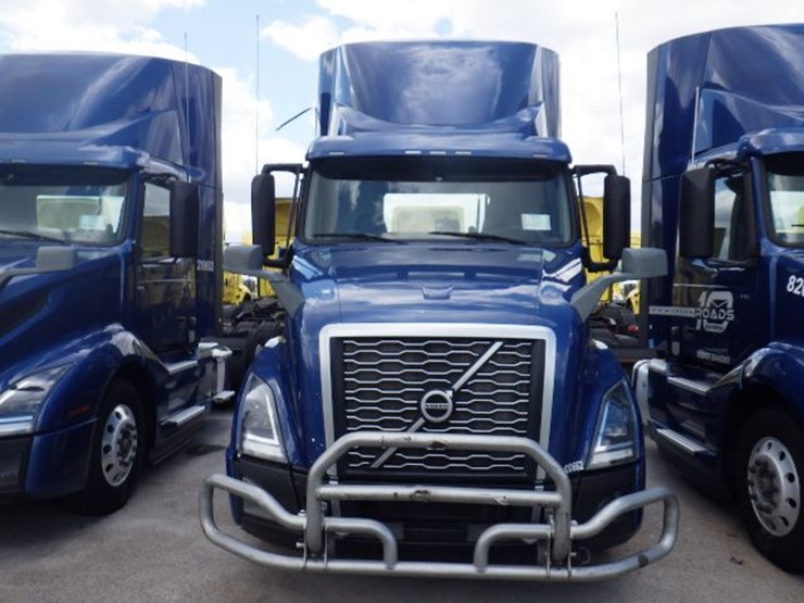 2020-volvo-vnl300-image-2