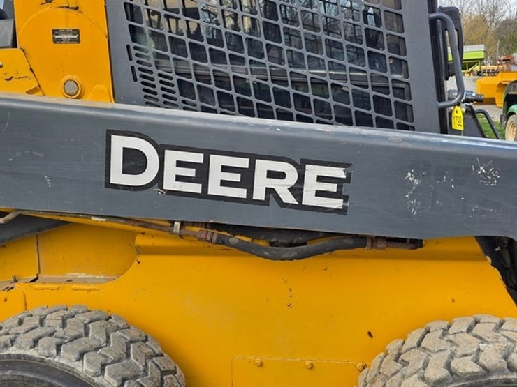 2014-deere-326e-image-12