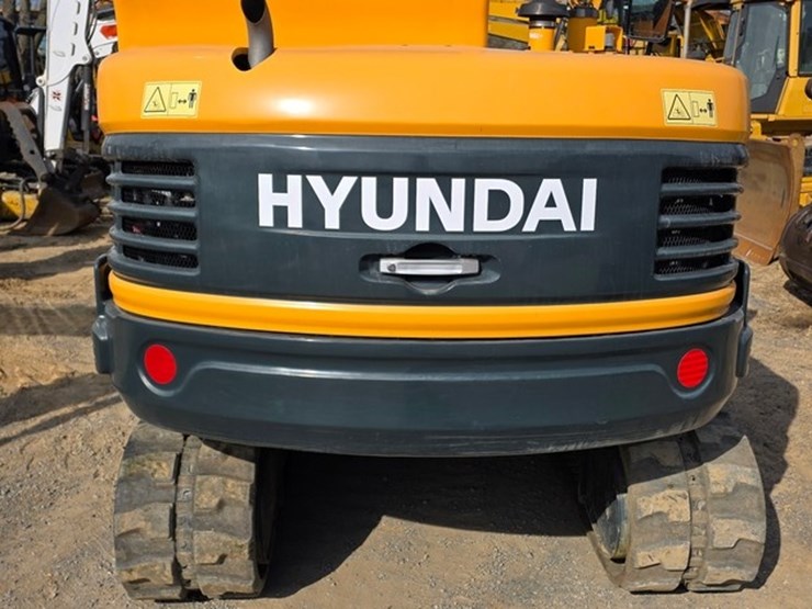 2020-new-holland-e57c-image-24