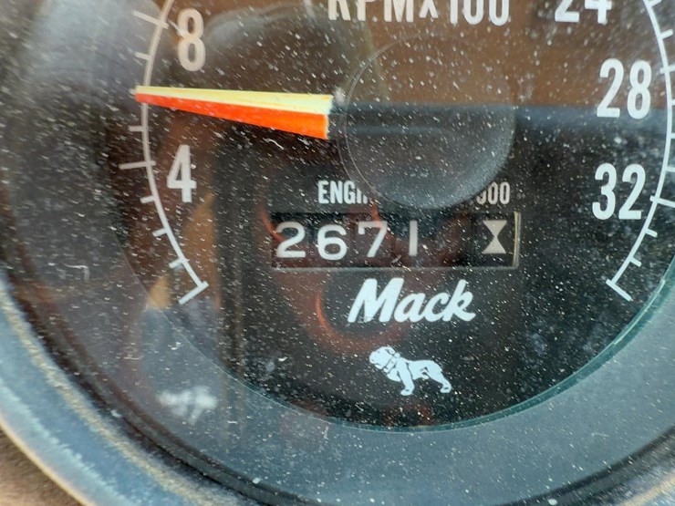 1984-mack-dm686s-image-34