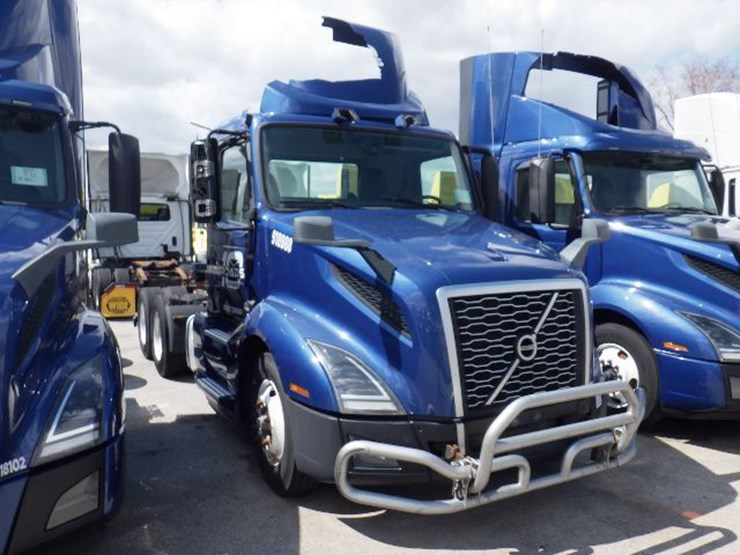 2018-volvo-vnl300-image-3