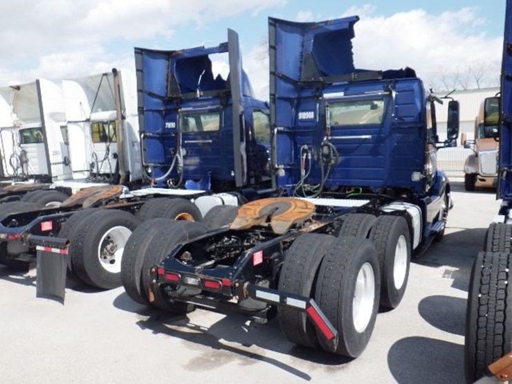 2018-volvo-vnl300-image-10