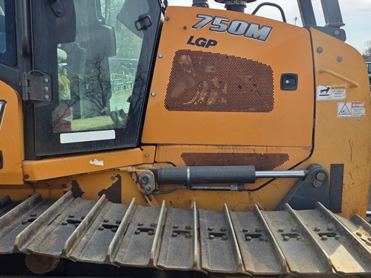 2016-case-750m-lgp-image-35