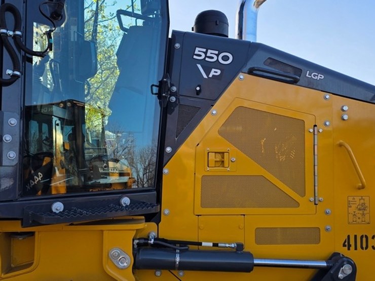 2023-deere-550-lgp-image-40