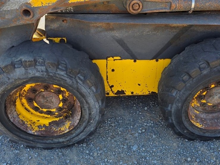 new-holland-l175-image-24