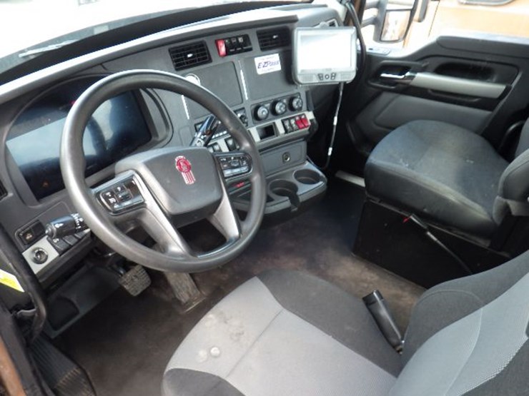 2023-kenworth-t680-image-14