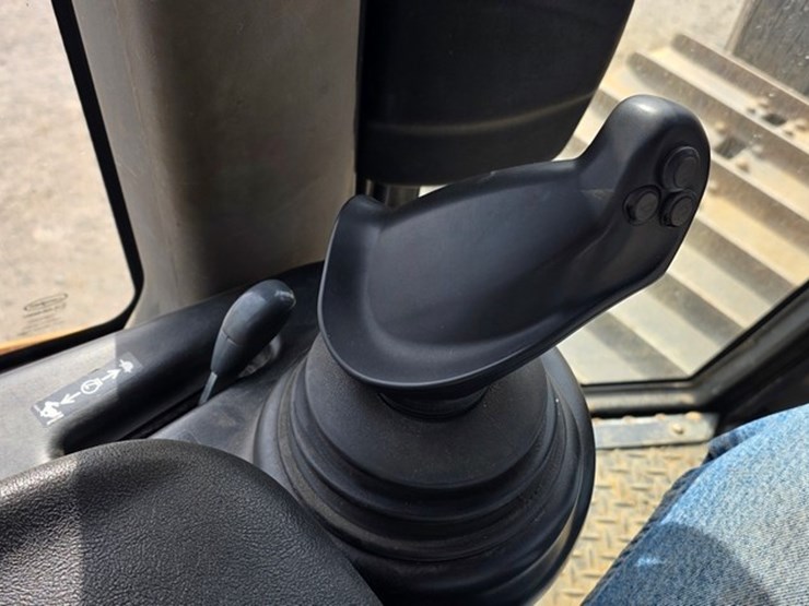 2016-case-750m-lgp-image-71