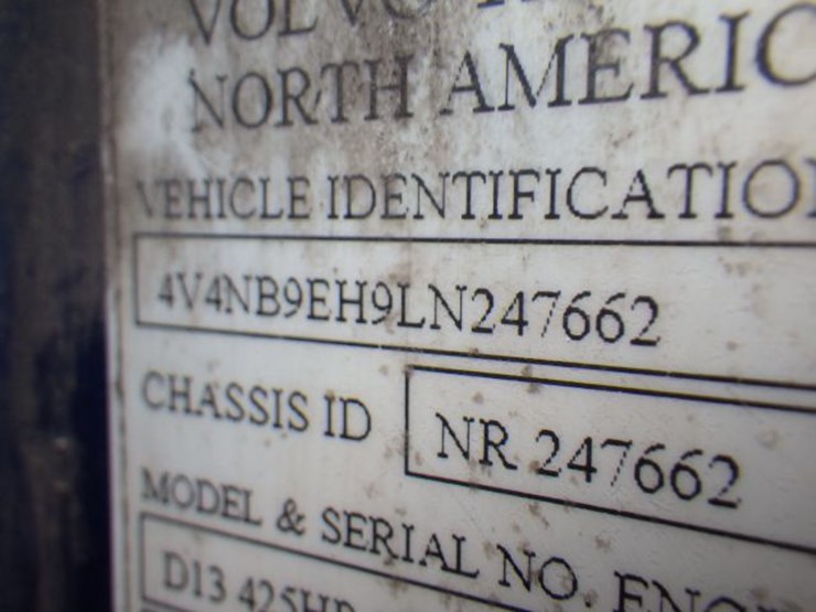 2020-volvo-vnl300-image-18