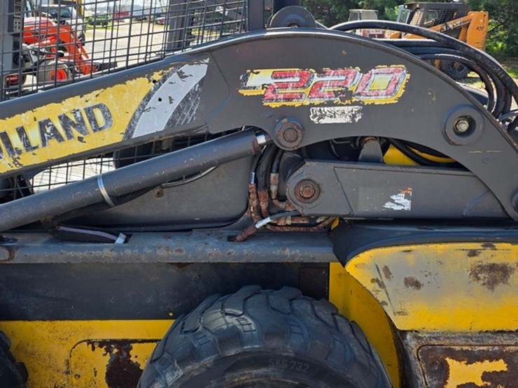 2013-new-holland-l220-image-21