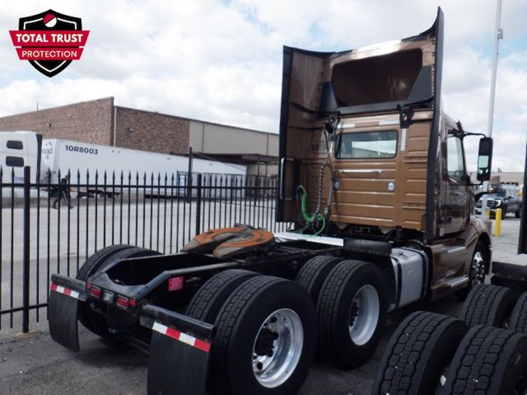 2023-volvo-vnl300-image-7