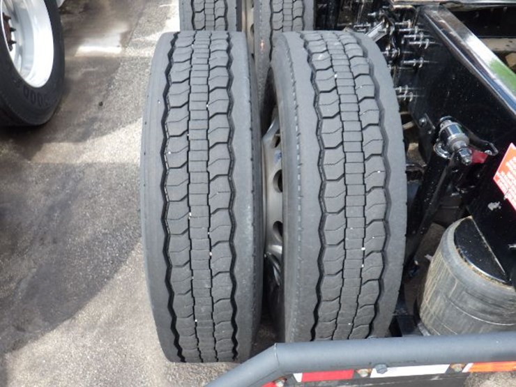 2022-volvo-vnl300-image-13