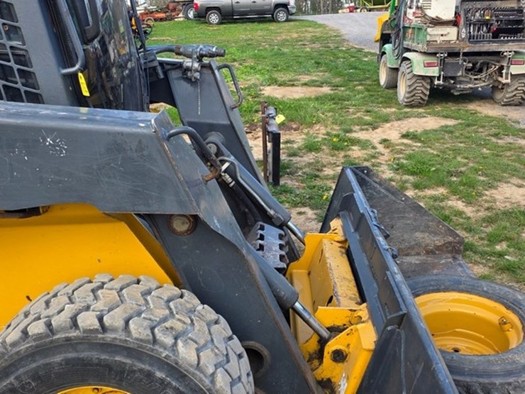 2014-deere-326e-image-9