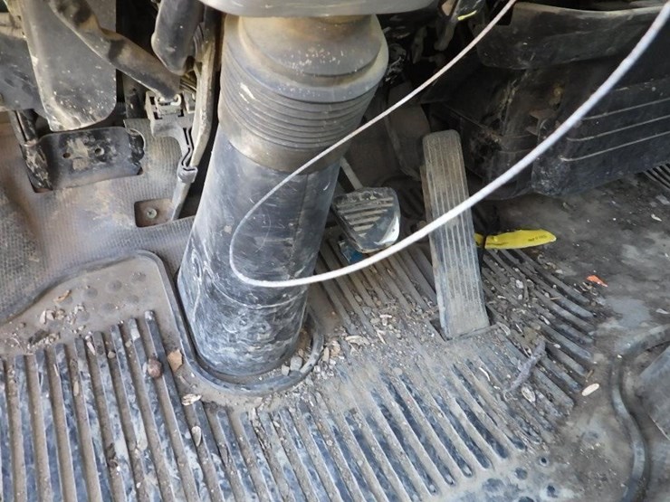 2000-isuzu-nqr-image-27