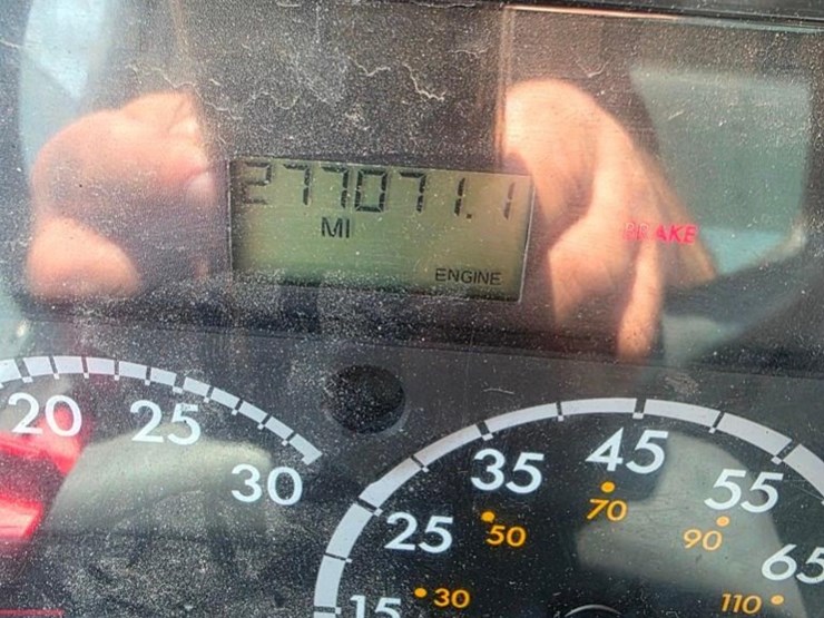 2004-freightliner-m2-106-image-7