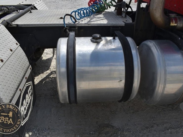 2005-peterbilt-385-image-29