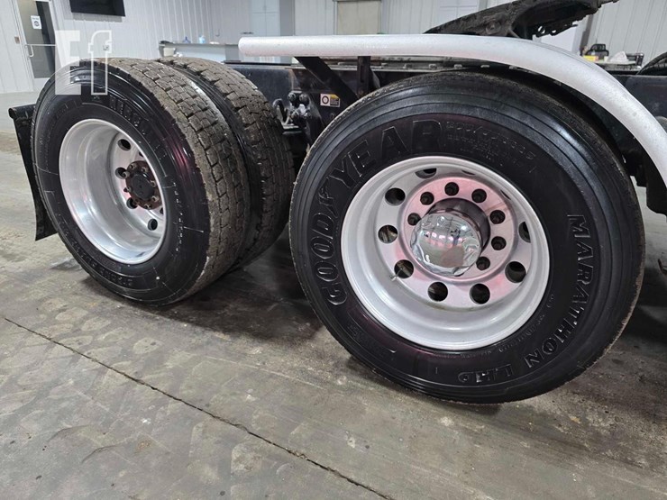 2016-kenworth-t880-image-26