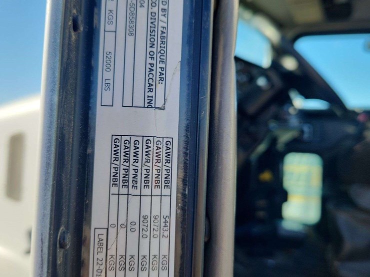 2005-peterbilt-385-image-10