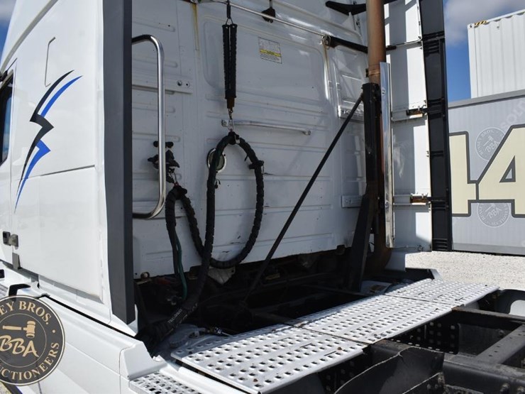 2015-volvo-vnl64t670-image-15