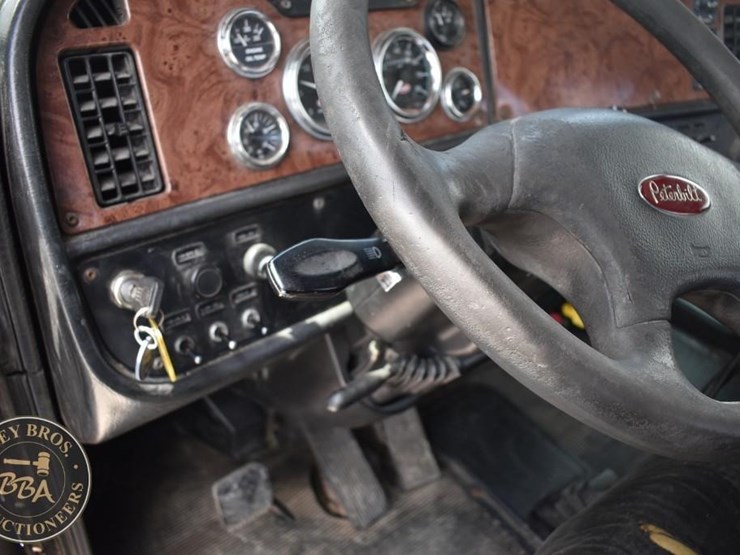 2005-peterbilt-385-image-46