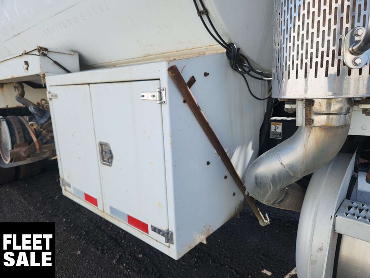 2004-peterbilt-330-image-34