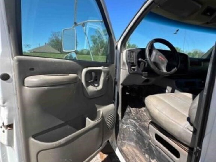 2001-gmc-3500-image-28