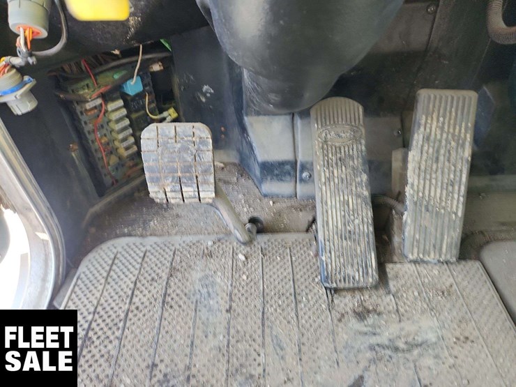 2004-peterbilt-330-image-19