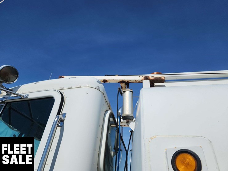 2004-peterbilt-330-image-41