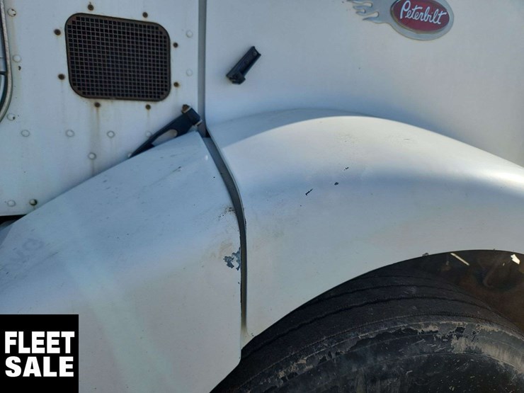 2005-peterbilt-385-image-31